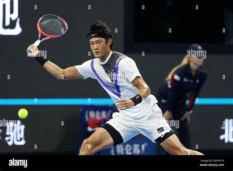 Il Cinese Giocatore Di Tennis Professionista Zhang Zhizhen Compete