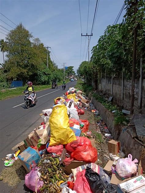 Warga Keluhkan Tumpukan Sampah Di Bahu Jalan Poskomalut