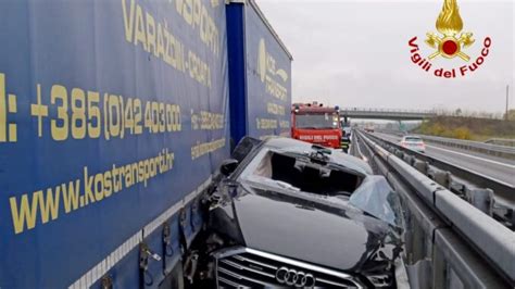 Coinvolta Nello Schianto Tra Tir Auto Resta Incastrata Contro Il