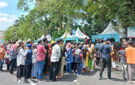 Warga Sangat Antusias Saksikan Kirab Pernikahan Kaesang Erina