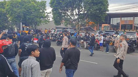 Ratusan Orang Diamankan Polisi Buntut Demo Ricuh Di Kantor Arema Fc