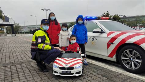 228連假國道警設機動服務站 大、小「紅斑馬」引小朋友搶拍 桃園市 自由時報電子報