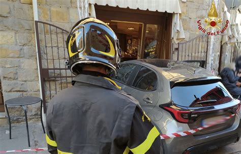 Auto Sfonda La Porta Di Ingresso Di Una Pasticceria