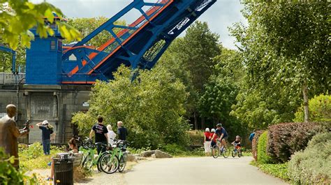 Fremont Bridge in Seattle, Washington | Expedia