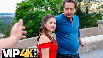 CAZAR4K Chica despierta la polla de los transeúntes y la recibe en su vagina XVIDEOS