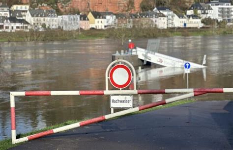 Hochwasser Steigende Wasserstände für Rhein und Mosel erwartet