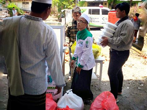 Jumat Berkah Gerakan Kepedulian Berbagi Nasi Bungkus Gratis