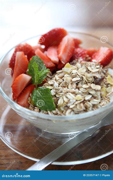 Cereal Morango E Yogurt Imagem De Stock Imagem De Crocante