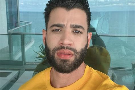 Gusttavo Lima Segura Parte Ntima De Cantor Em Show E Divide Opini O Da Web