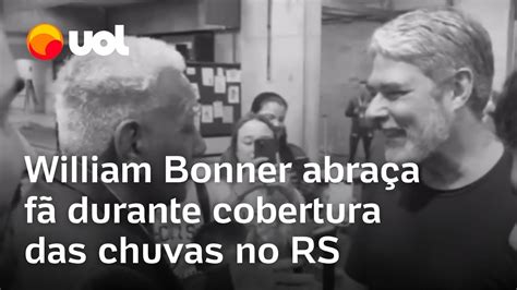 William Bonner recebe apoio e abraço de fã durante cobertura sobre as