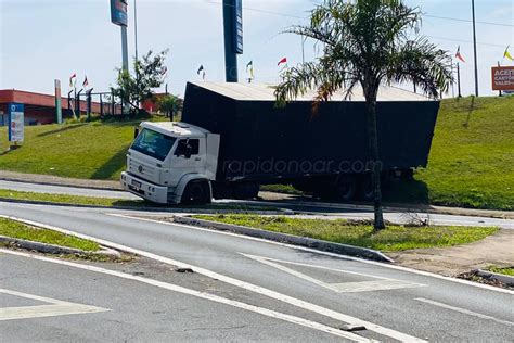 Caminh O Perde Freio Em Subida De Supermercado E Caminhoneiro Evita