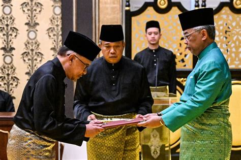 Anwar Ibrahim Sworn In As Malaysia S Prime Minister The Manila Times