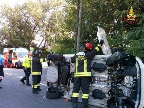 Auto Ribaltata In Via Corridoni VareseNews Foto