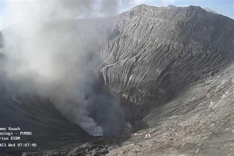 Foto Aktivitas Gunung Bromo Meningkat Warga Dilarang Dekati Puncak