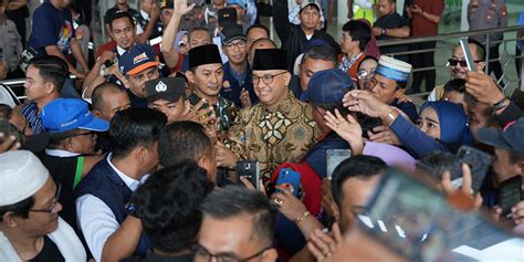 Sambangi Makassar Usai Ibadah Haji Anies Disambut Kelompok Relawan