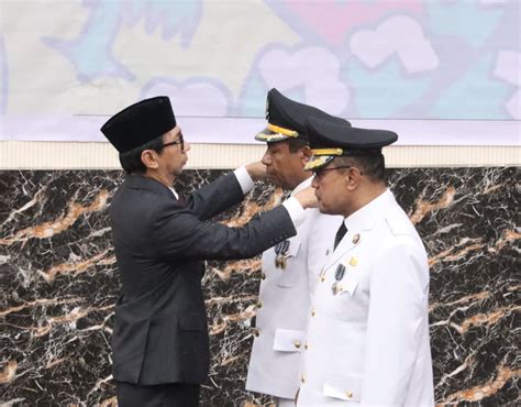 Penjabat Gubernur Ayodhia Kalake Resmi Lantik Dua Pejabat Bupati Di NTT