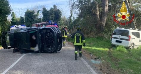 Pesaro Scontro Tra Auto Ferito Estratto Dalle Lamiere