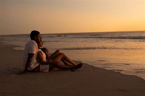 Pareja Mirando Al Mar En La Playa Durant Free Photo Freepik