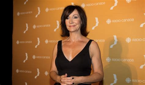 Josée Boudreault pose avec sa famille pour Le cyclone de Noël