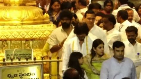 Shah Rukh Khan Offers Prayers In World Famous Hindu Temple In Tirupat