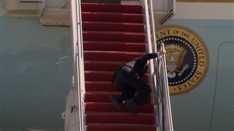 US Präsident Biden stolpert auf der Treppe zur Air Force One TeleM1