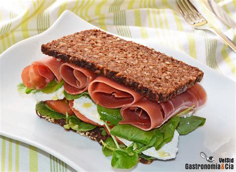 Sándwich de jamón serrano requesón y berros Gastronomía Cía