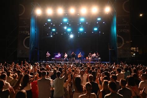 TOMARES VIVE UNA GRAN NOCHE DE FESTIVAL CON TABURETE MARÍA PELÁE Y