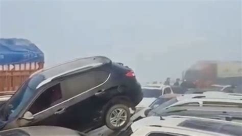 VIDEO Niebla provoca carambola de más de 200 autos en China