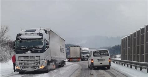 Sneh Sp Sobuje Peklo Na Cest Ch Hrani N Priechod Svr Inovec Museli