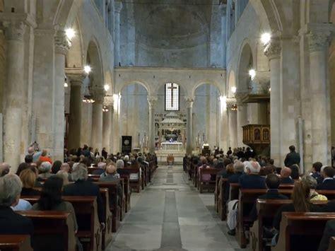 A Bari Basilica Gremita Per I Funerali Di Sandro Ambrosi Padre