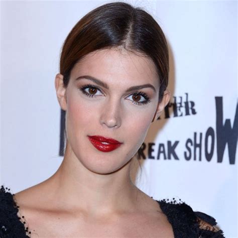 Iris Mittenaere Plus Sexy Que Jamais Avec Sa Coiffure 80s Elle