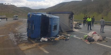 Van Hakkari kara yolunda çay yüklü tır devrildi 1 yaralı