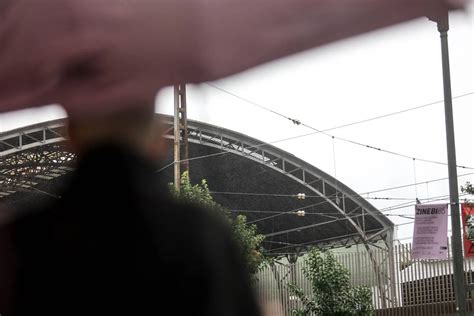 El viento se lleva parte del tejado de la estación de tren de Abando