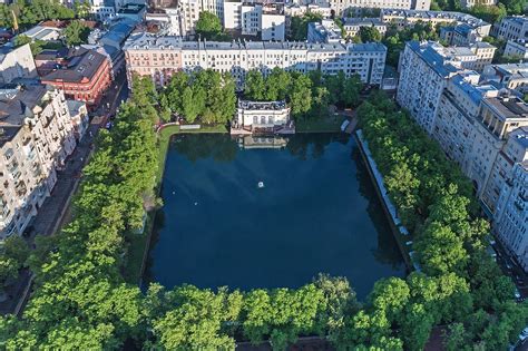 File:Moscow 05-2017 img39 Patriarshiy Pond.jpg - Wikimedia Commons