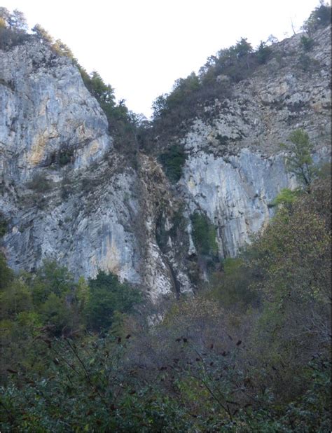 Cerdon Vestige De Cascade Grottes Et Points De Vue Multiples La