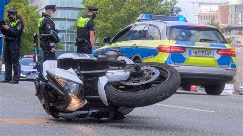 Motorradfahrer stürzt vor Deichtortunnel schwer verletzt