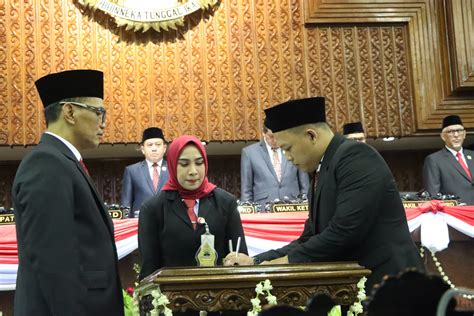 RAPAT PARIPURNA Pengucapan Sumpah Anggota DPRD PAW DPRD JATENG