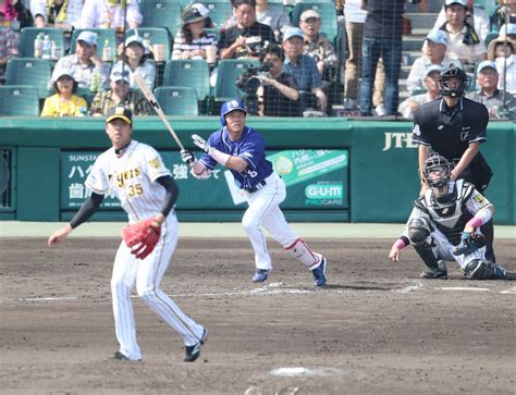 ＜神・中＞2回2死二塁、大島は左中間に適時三塁打を放つ（撮影・坂田 高浩） ― スポニチ Sponichi Annex 野球