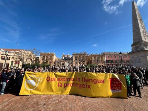 Dos Centenars De Persones Protesten Pel No De Lajuntament De