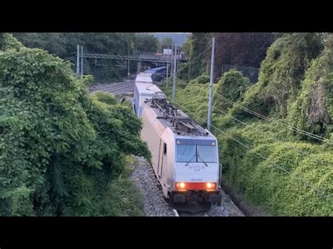 Treno In Transito Alla Biforcazione Tra La Ferrovia Milano Domodossola