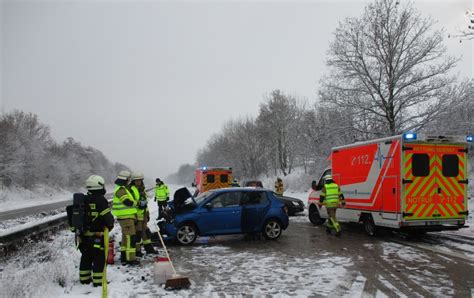 Verkehrsunfall Mit Drei Fahrzeugen F Nf Verletzte Personen Auf Der