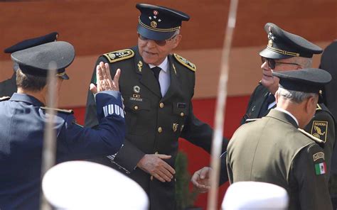 Reapareció Salvador Cienfuegos en la conmemoración de la Marcha de la