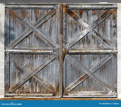 Puertas Dobles Del Granero Viejo Fotografía De Archivo Imagen 18228462