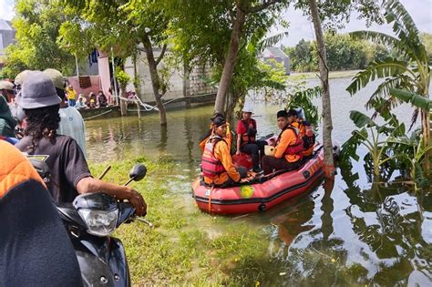 Diduga Hanyut Terseret Arus Banjir Dua Santriwati Asal Grobogan