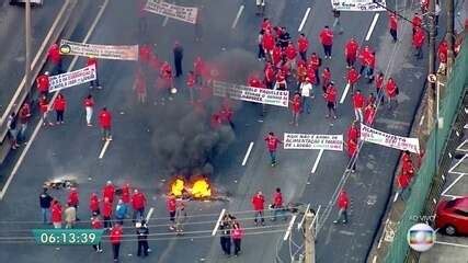 Manifestantes bloqueiam pista local da Marginal Tietê no sentido