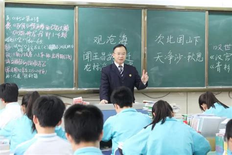 中学校长在夜店与多名女子亲密，有辱师德师风，家长：真会玩 腾讯新闻