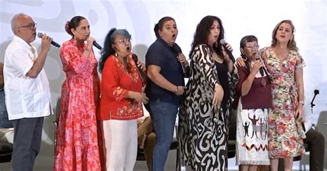 Llamó a maestros y maestras a subir al templete para cantar al