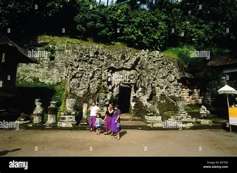 Elefantenhöhle Hindu Tempel Eingang Schnitzereien GOA GAJAH BALI