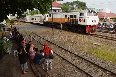 Ngabuburit Di Sekitar Jalur Kereta Api Antara Foto