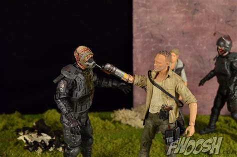 McFarlane Toys – The Walking Dead: Riot Gear Zombie and Gas Mask Riot ...